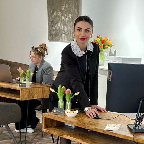 Mit Ballonsgeschmückter Eingang zum Schmuck- und Trauringstudio von Juwelier Scholz.
