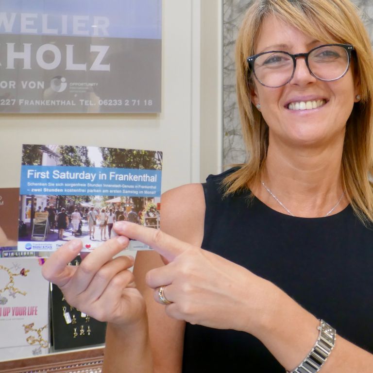Mit Ballonsgeschmückter Eingang zum Schmuck- und Trauringstudio von Juwelier Scholz.