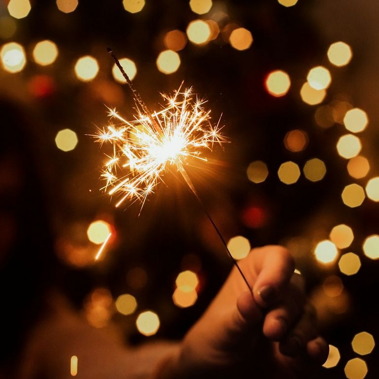 Mit Ballonsgeschmückter Eingang zum Schmuck- und Trauringstudio von Juwelier Scholz.