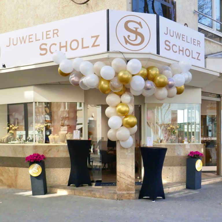 Mit Ballonsgeschmückter Eingang zum Schmuck- und Trauringstudio von Juwelier Scholz.